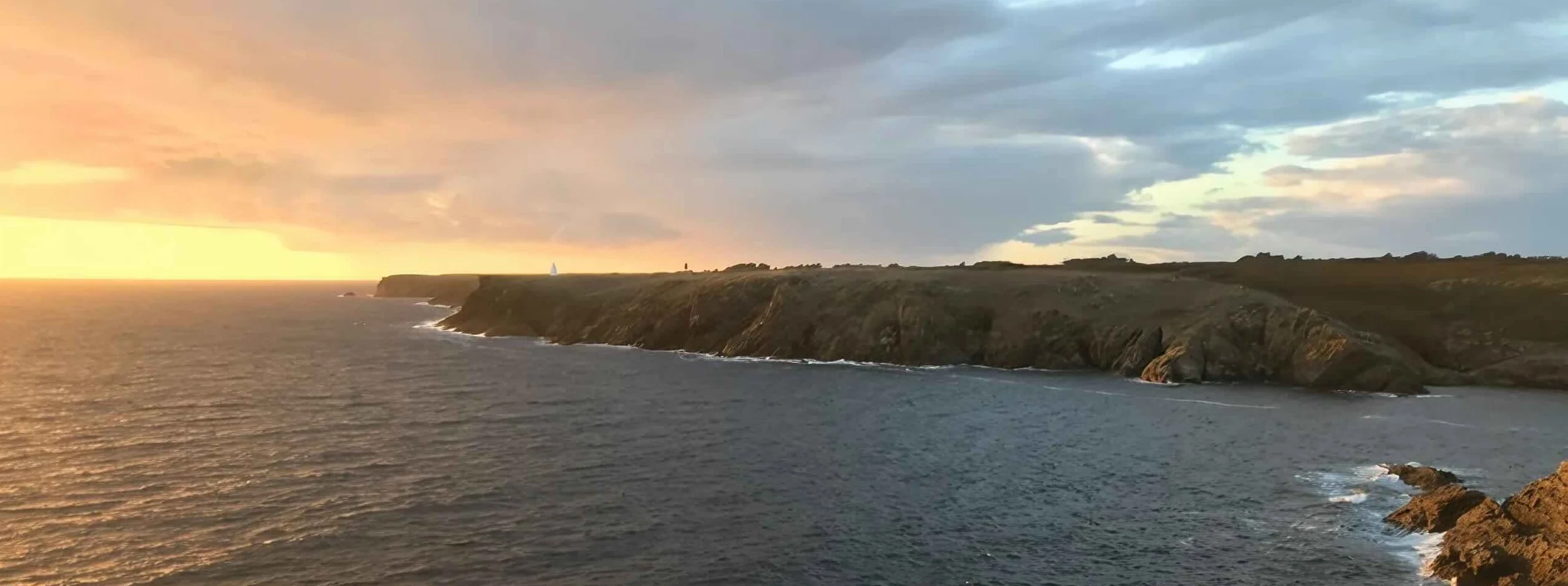 Falaises de l'île de Groix au coucher de soleil